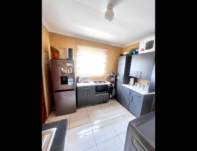 2 BEDROOM PROPERTY TO RENT IN FLEURHOF